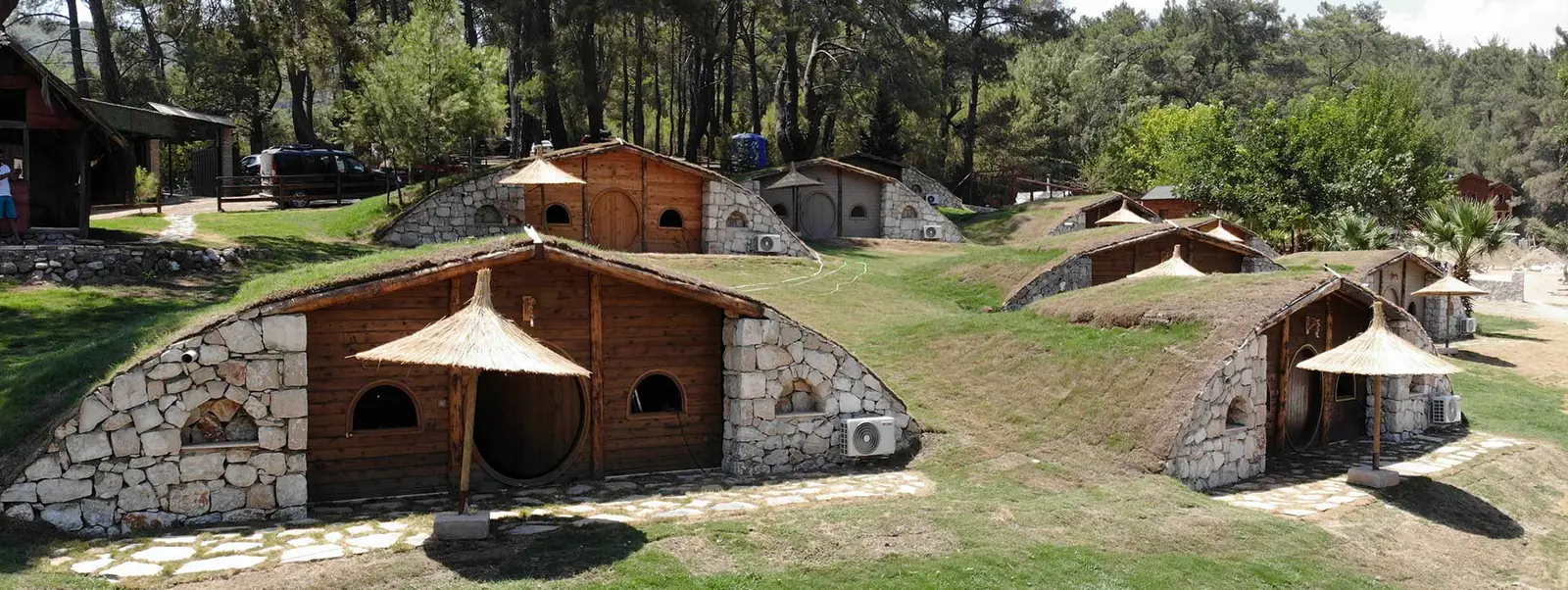 Olympos Toprak Evleri – Mavi ve yeşil ile iç içe, toprağın altında bir masal