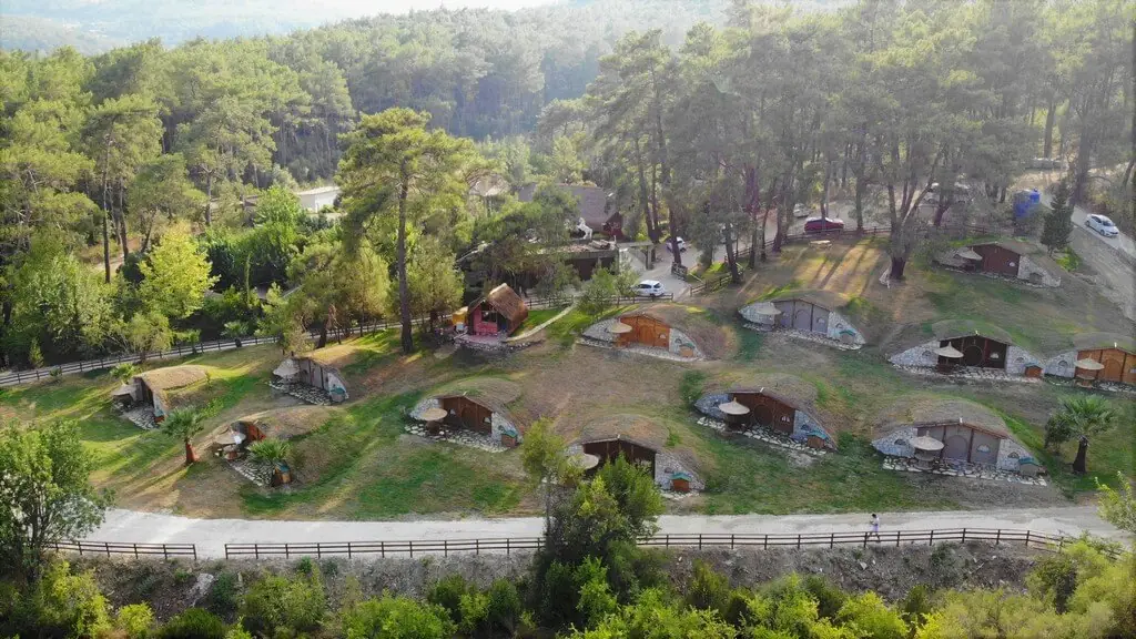 Deniz ile aranızda, ormanın içinden kısa bir yürüyüş var